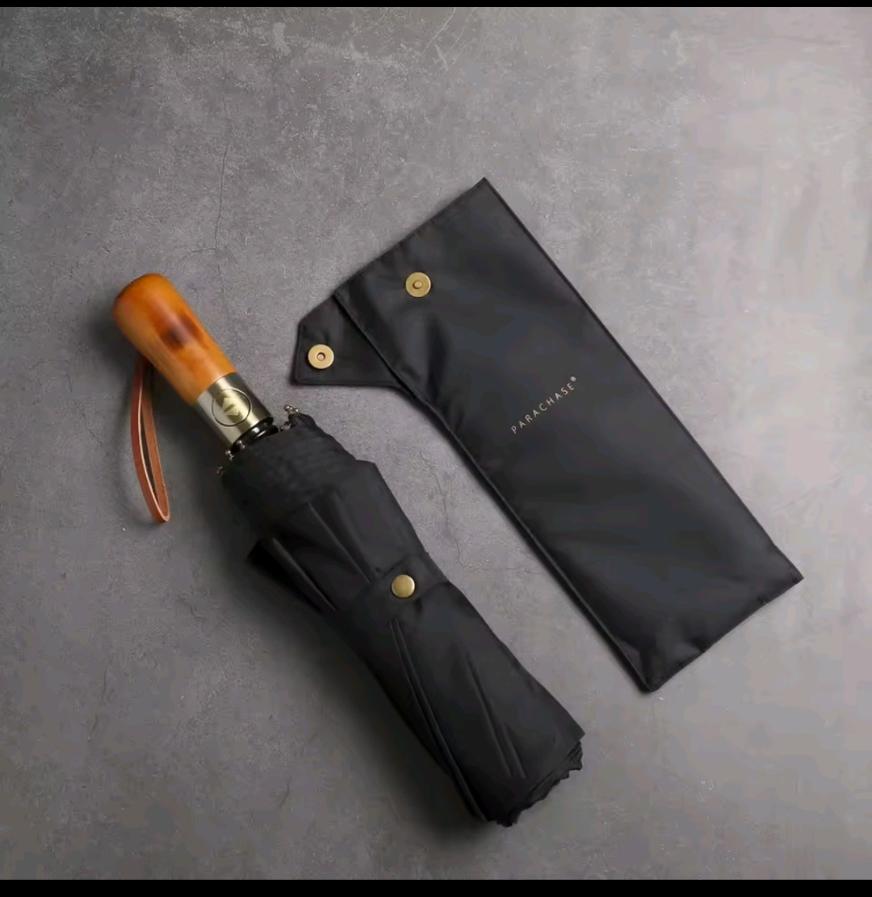Parachase wooden handle umbrella in Black with travel sleeve